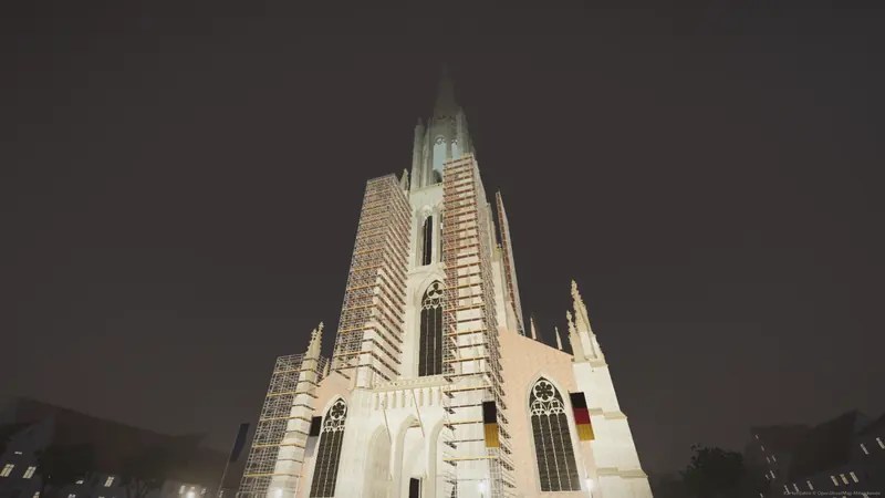 Das angestrahlte Münster in einer Nebelnacht