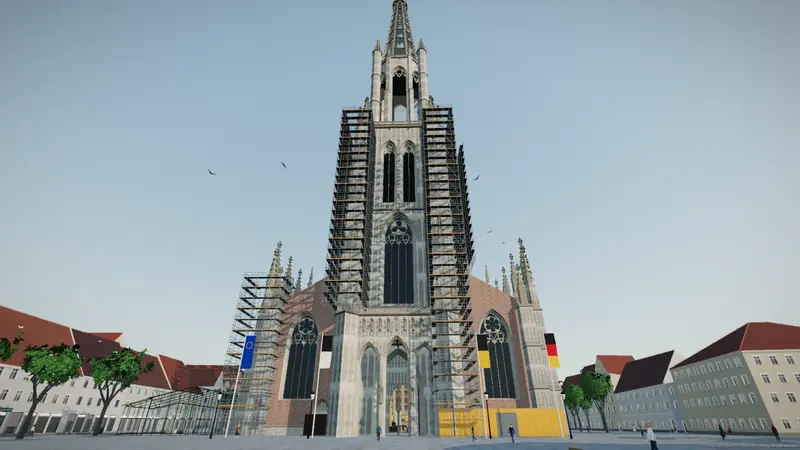 Die Westfassade des Münsters mit Turm und Gerüsten am Nachmittag